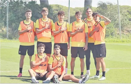  ?? CÁDIZ CF ?? Foto curiosa de un grupo de jugadores del Cádiz CF Mirandilla llevándose la mano al pecho.