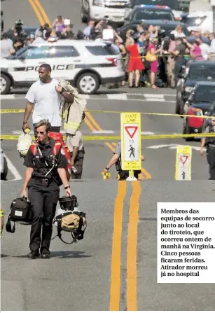  ??  ?? Membros das equipas de socorro junto ao local do tiroteio, que ocorreu ontem de manhã na Virgínia. Cinco pessoas ficaram feridas. Atirador morreu já no hospital