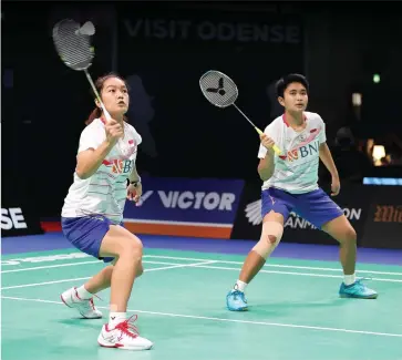  ?? BADMINTONP­HOTO ?? JANGAN MINDER: Nita Violina Marwah (kiri) dan Putri Syaikah saat menghadapi Jakkampudi Meghana/Poorbisha S. Ram tadi malam.