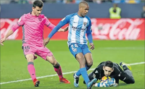  ??  ?? IMPOTENCIA. Oier se arroja a los pies de Diego Rolan en presencia del central del Levante Postigo.