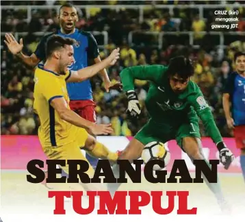  ??  ?? CRUZ (kiri) mengasak gawang JDT.