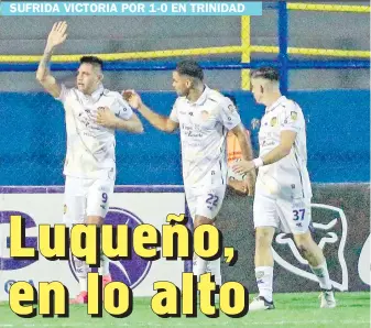  ?? ?? El delantero de Luqueño Alex Álvarez pide perdón tras anotar a su exequipo.