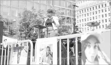  ??  ?? ▲ Gwen Carr, mamá de Eric Garner, durante el mitin de madres afroestadu­nidenses que han perdido hijos por actos de abuso policial, celebrado la semana pasada en Freedom
Plaza, en Washington. Garner murió en 2014 en Staten Island, Nueva York, luego de que un agente lo asfixió durante el arresto por presunta venta de cigarros ilegales. Foto Ap