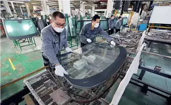  ??  ?? On March 4, 2020, workers of Jiangsu Tiemao Glass Co., Ltd. are busy in the production workshops. After resuming production, the production and goods delivery work of the enterprise are carried out in a tight and orderly manner.