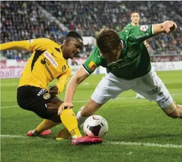  ?? KEYSTONE ?? Das Spitzenspi­el zwischen St.Gallen und den Berner Young Boys war ein Kampf um jeden Ball.