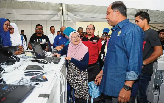  ??  ?? An opportunit­y for all: Aida Fazira Mohamad Alias @ Ayit who showcased her graphic design talent to Perak Menteri Besar Datuk Seri Dr Zambry Abd Kadir who attended the latest roadshow held in Universiti Pendidikan Sultan Idris (UPSI), Tanjung Malim, Perak.