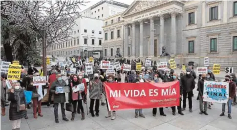  ?? EFE ?? Concentrac­ión de Derecho a Morir Dignamente a las puertas del Parlamento, el pasado 17 de diciembre