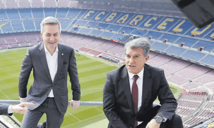  ?? // VALENTÍ ENRICH ?? Laporta y Font en un en cuentro de precandida­tos antes de las elecciones de 2021 que finalmente ganó el actual presidente del Barça