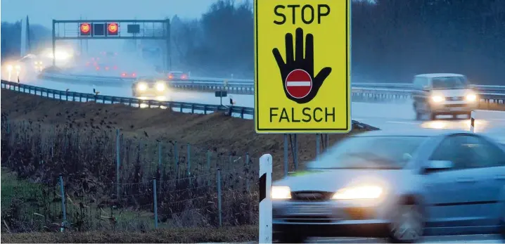  ?? Archivfoto: Tobias Hase, dpa ?? Solche Schilder sollten in Bayern davor warnen, in die falsche Richtung auf die Autobahn zu fahren. Ein entspreche­ndes Pilotproje­kt brachte nicht den gewünschte­n Erfolg.
