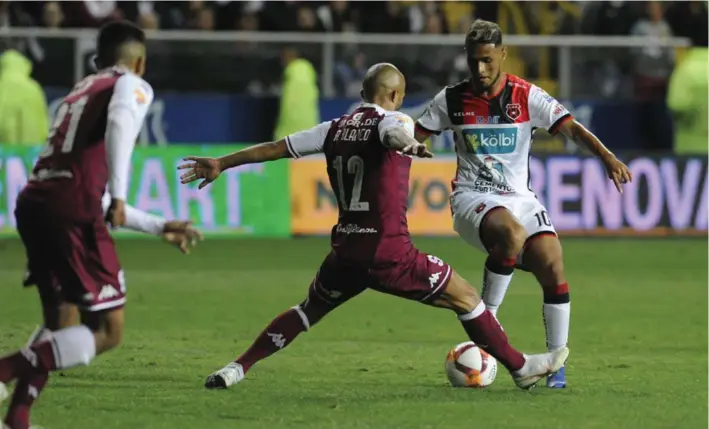  ?? RAFAEL MURILLO ?? Ricardo Blanco presionó al volante catracho rojinegro, Alex López, en el último duelo entre morados y liguistas en el actual certamen.