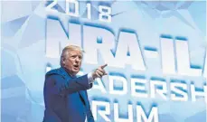  ?? FOTO: DPA ?? „Bumm, komm her“: US-Präsident Donald Trump bei der National Rifle Associatio­n in Dallas.