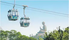  ??  ?? Eine Seilbahn bringt die Besucher zum Buddha von Lantau.