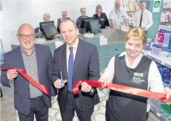  ??  ?? Right choices Tory MSP Donald Cameron, centre, opens the new healthy eating shop at the hospital