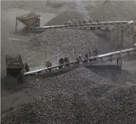 ??  ?? China is de grootste vervuiler ter wereld: het verbrandt meer steenkool dan de rest samen en produceert meer dan
