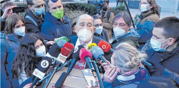  ?? FOTO: PAUL WHITE/DPA ?? Der spanische Rentner Carlos San Juan spricht mit Journalist­en vor dem Wirtschaft­sministeri­um in Madrid, bevor er die gesammelte­n Unterschri­ften übergibt.