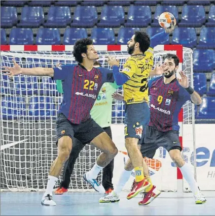  ?? FOTO: PEP MORATA ?? Petrus y Entrerríos tratan de frenar a Sergio de la Salud en el partido de la primera vuelta disputado en el Palau Blaugrana