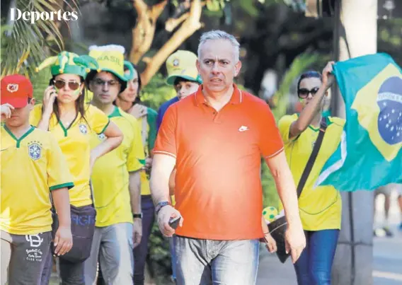  ?? FOTO: AGENCIAUNO ?? ►► Fernando Felicevich camina rodeado por hinchas de Brasil en una imagen captada durante el Mundial de Brasil, en 2014.