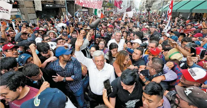  ?? ESPECIAL ?? El mandatario camina por la calle de Madero con la jefa de Gobierno y el encargado de la política interna.