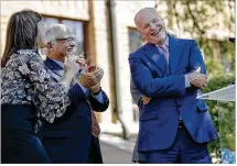  ?? RALPH BARRERA / AMERICAN-STATESMAN ?? University of Texas System Regent Steve Hicks (right) shies away from applause at a ceremony Wednesday celebratin­g his $25 million gift to the UT School of Social Work.