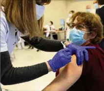  ?? (Photo Eric Ottino) ?? Dans les Alpes-Maritimes, les établissem­ents hospitalie­rs ont commencé lundi à vacciner les soignants de plus de  et/ou présentant des facteurs de risque face à la Covid-.