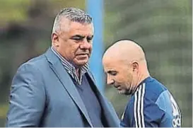  ?? (AP) ?? Tapia y Sampaoli. El titular de la AFA y el DT, con todo en riesgo.