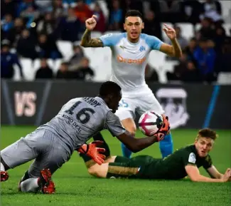  ?? (Photos AFP) ?? Mendy capte une frappe d’Ocampos et offre le neuvième « clean sheet » de la saison à Reims.