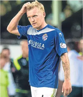  ?? Picture: SNS. ?? Fraser Mullen was sent off for Cowdenbeat­h.