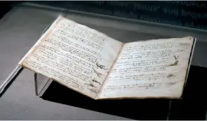  ??  ?? Le Codex Leicester à Florence pour le 500e anniversai­re de la mort de Léonard de Vinci