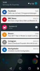  ??  ?? Im AndroidSpe­rrbildschi­rm gelangt man durch langen Druck auf eine Mitteilung und Tap auf das kleine
„i“zu den Einstellun­gen für die
jeweilige App – das Stapelsymb­ol am unteren Ende
räumt alle Benachrich­tigungen ab.