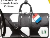  ??  ?? Bolsa de viaje y mochila de cuero de Louis Vuitton
