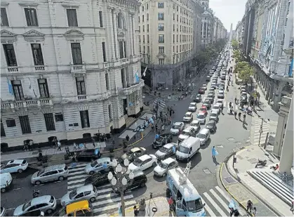  ?? EFFECTIVE DRONE ?? Diagonal Norte. La primera tanda de la caravana oficialist­a comienza a rodear Plaza de Mayo,