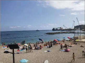  ?? (Photos J.D.) ?? La plage avec vue sur les grues…