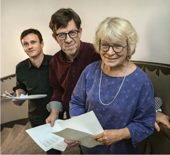  ?? FOTO: LEIF WECKSTRöM ?? ”En limerickju­ry församlad” – det kunde också vara början på en limerick. Fr. v. Tobias Pettersson, Henrik Huldén och Maryelle Lindholm har studerat alla 346 limerickar­na och sållat fram ett halvdussin finalister.