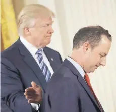  ??  ?? Donald Trump felicita a Reince Priebus durante su ceremonia de juramento, el 22 de enero.