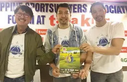  ??  ?? Samahan ng mga Dating Propesyona­l na Basketboli­sta ng Pilipinina­s Foundation, Inc. (SDPBPFI) chairman Atoy Co, left, board member Allan Caidic and group secretary Ed Cordero, right, hold up a copy of a golf event printout during the PSA Forum yesterday...