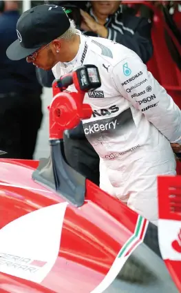  ?? ANSA ?? Lewis Hamilton curiosa attorno a una Ferrari. Ma in questo caso è andata diversamen­te...