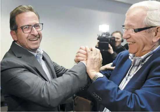  ?? PHOTO STEVENS LEBLANC ?? Le chef du Bloc québécois, Yves-François Blanchet, à la sortie du premier caucus de son parti, hier, à Québec. Sur la photo, il est félicité par le doyen de la Chambre des communes, Louis Plamondon, qui occupera la fonction de président du caucus.