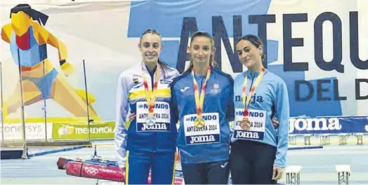  ?? X ELENA GUIU ?? La velillense Elena Guiu (en el medio) luce su oro conseguido en la final de 60 metros.