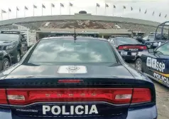  ??  ?? La vigilancia estuvo al máximo en las inmediacio­nes del estadio.