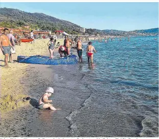  ??  ?? Kristallkl­ares Wasser: Palinuro ist bekannter Badeort und beliebtes Ziel für Taucher