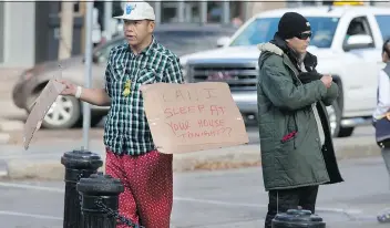  ?? GORD WALDNER ?? Mayor Don Atchison held a news conference to talk about downtown at the corner of 21st St. E. and 2nd Ave. S. and was hassled by two homeless men who said they have no place to sleep or go to the bathroom.