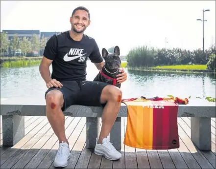  ??  ?? Florin Andone recibe a AS en Estambul y posa junto a su bulldog francés ‘Bart’ y su camiseta del Galatasara­y.