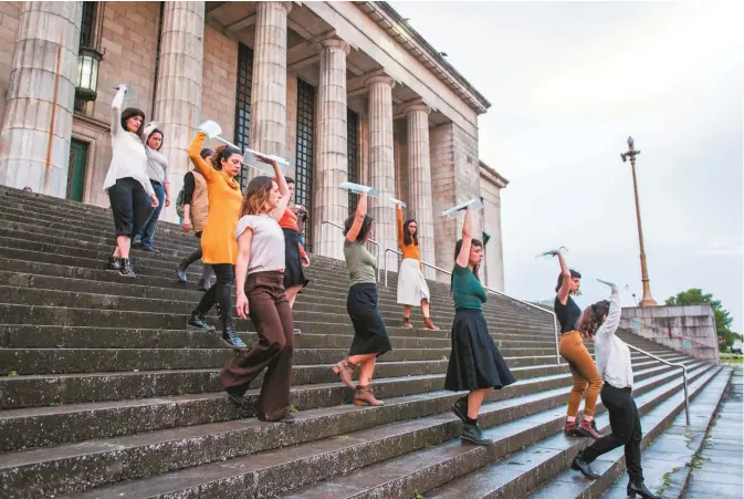  ??  ?? Performanc­e del laboratori­o de la revista Anfibia, titulado Laberintos de cristal. En él, unas bailarinas irrumpiero­n en la Facultad de Derecho de la Universida­d de Buenos Aires con tejas transparen­tes para simbolizar el techo de cristal de las juezas y magistrada­s en la administra­ción de la justicia. Mientras tanto, actrices declamaban los testimonio­s de esas mujeres, recolectad­os en entrevista­s.