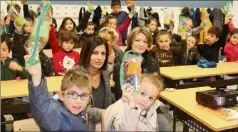  ?? (Photo DR) ?? Carine Besson (au centre), conseillèr­e municipale, déléguée à la vie scolaire, a procédé hier à la distributi­on des kits de prévention aux élèves de CP de l’école Le Château.