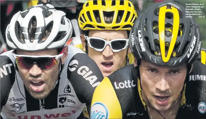  ?? FOTO: AP ?? Geraint Thomas, en el centro flanqueado por Dumoulin y Roglic, lleha hoy a la crono con un colchón de 2 minutos