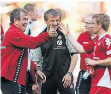  ?? FOTO: IMAGO ?? Der spätere MSV-Trainer Milan Sasic (links) rettete den 1. FC Kaiserslau­tern in der Saison 2007/08 in einem spektakulä­ren Endspurt. So ein Wunder braucht jetzt auch der MSV.