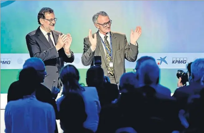  ?? ÀLEX GARCIA ?? Antón Costas recibió un sentido homenaje del auditorio en su despedida como presidente del Cercle, cargo que se renovará en otoño