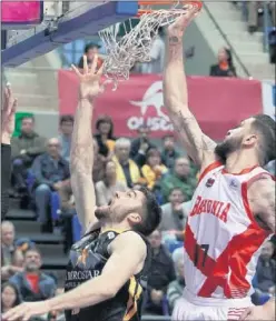  ??  ?? PELEA. Tobey ( Iberostar) y Poirier ( Baskonia), a por la Copa.