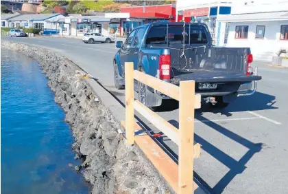 ??  ?? Danny Simms’ prototype shows how high a “stumble fence” on Mangonui’s waterfront would need to be.