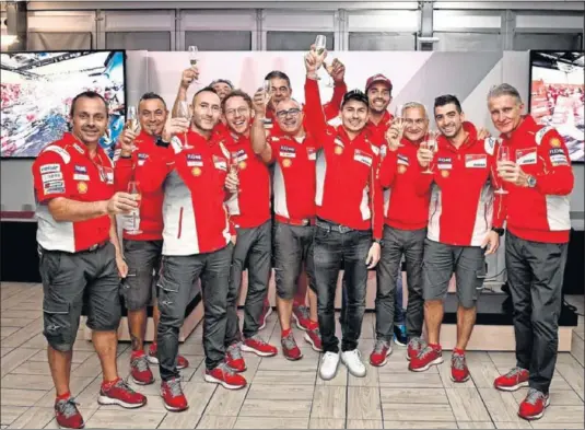  ??  ?? DESPEDIDA. Miembros de Ducati brindaron con Lorenzo al término del GP de Valencia, su última carrera como piloto de la marca italiana.